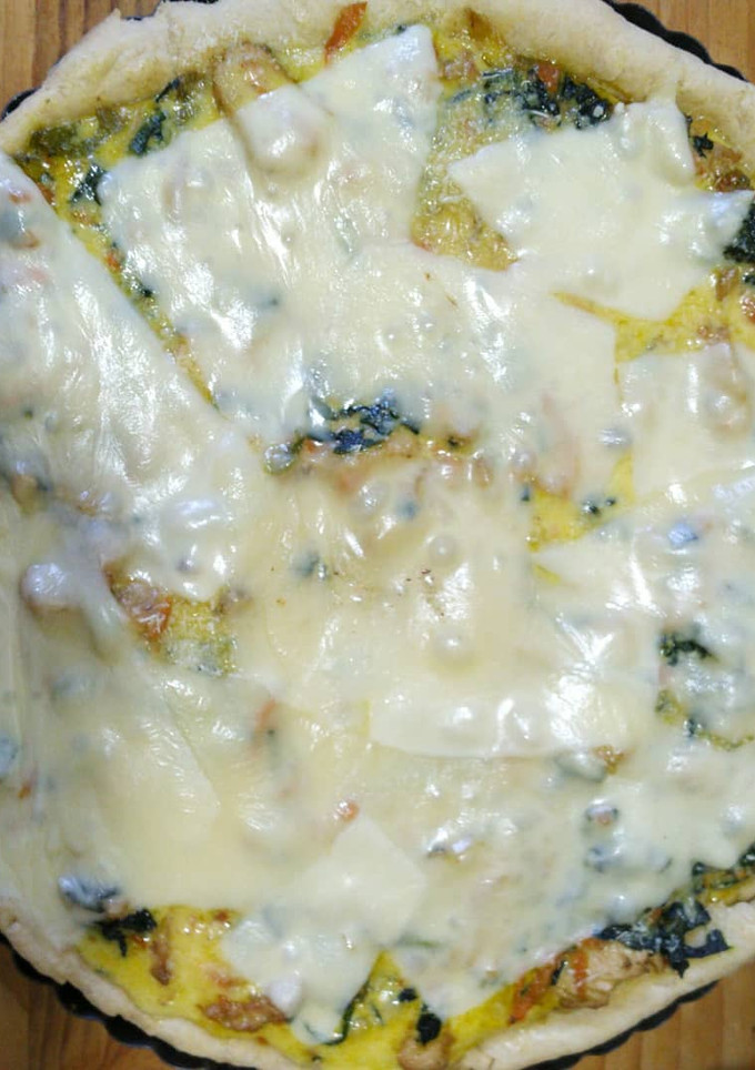 Una foto de Quiche de pollo con espinacas y verduras salteadas