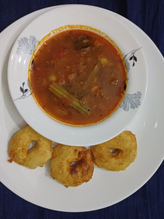 A picture of Medu vada sambar.