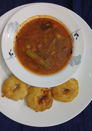 A picture of Medu vada sambar.