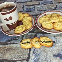 A picture of Piping cookies.