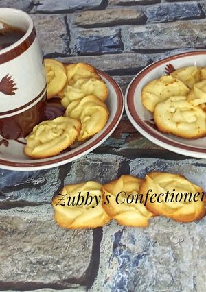 A picture of Piping cookies.