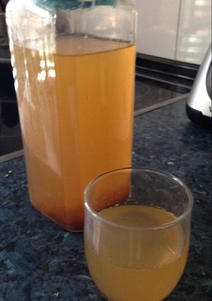 Una foto de Bebida de té verde limón y canela