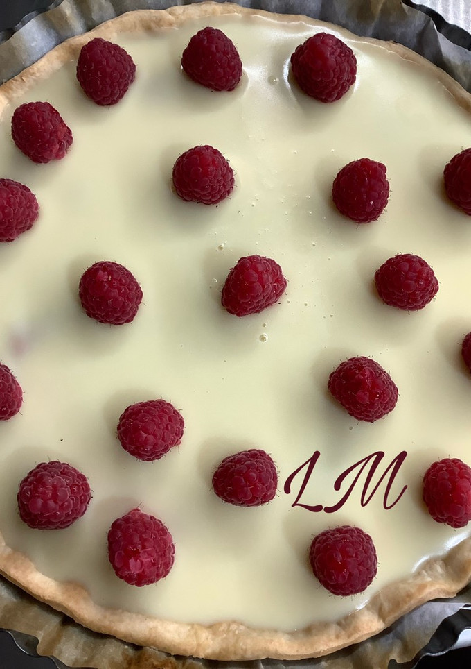 Una foto de Tarta de chocolate blanco y frambuesas