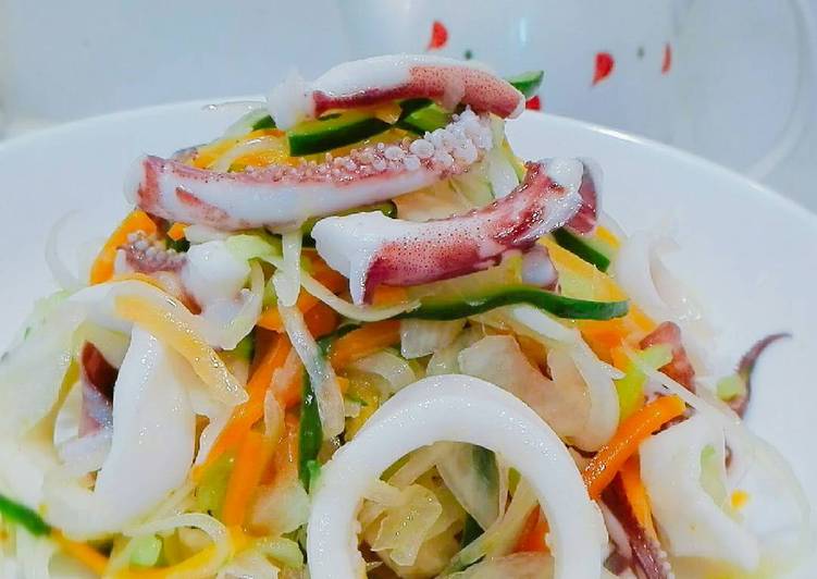 Langkah mengolah Delicious Marinated Soft Boiled Squid Salad, Bisa Manjain Lidah