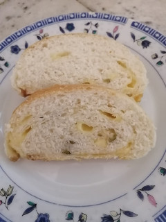 Una foto de Pan de aceituna y queso