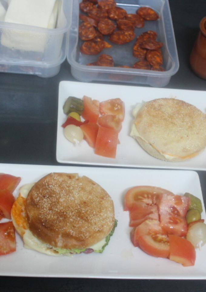Una foto de Hamburguesa con doble de tomate y banderillas