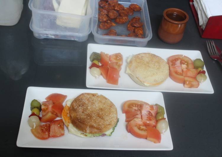 Hamburguesa con doble de tomate y banderillas