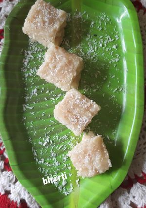 कोकोनट मिल्क बर्फी (Coconut Milk Barfi recipe in Hindi) रेसिपी मुख्य फोटो
