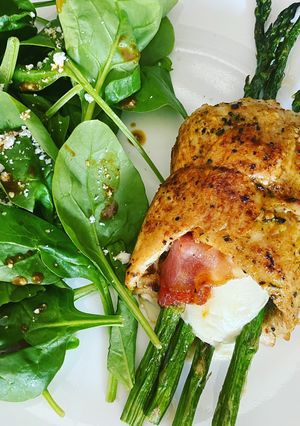 Una foto de Espárragos con queso envueltos en pollo