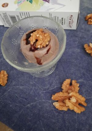 ચોકલેટ વોલનટ આઇસક્રીમ (Chocolate Walnut Icecream Recipe In Gujarati) રેસીપી મુખ્ય ફોટો