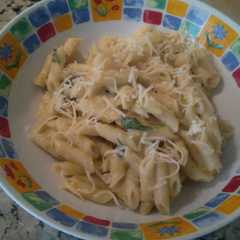 Una foto de Pasta con salsa de limón y berenjenas