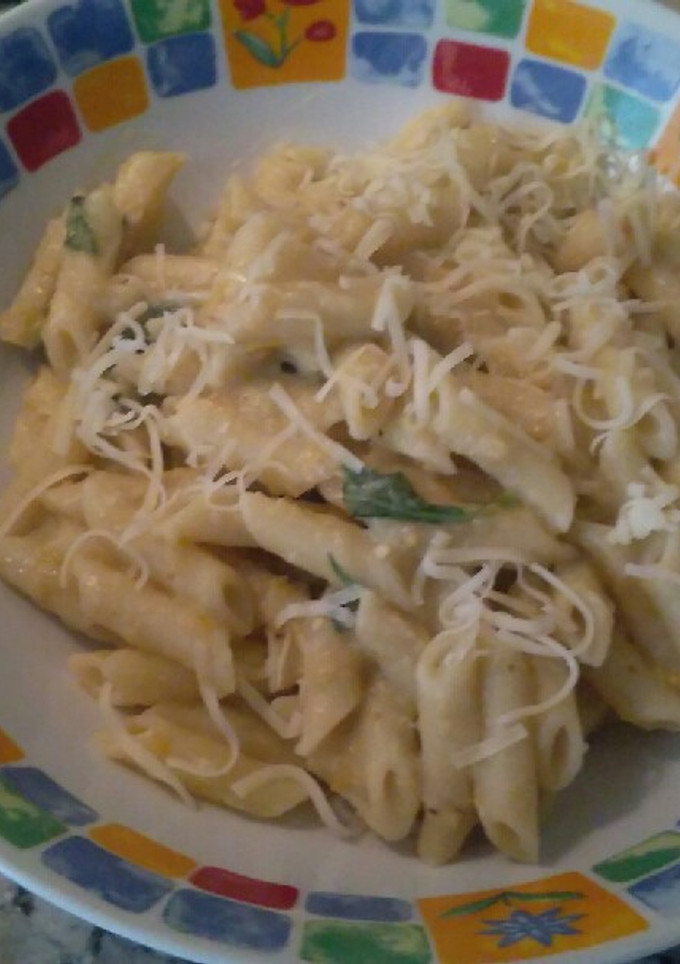 Una foto de Pasta con salsa de limón y berenjenas