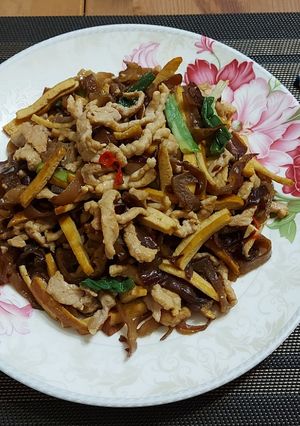 豬肉木耳豆干小炒 的食譜成品照片