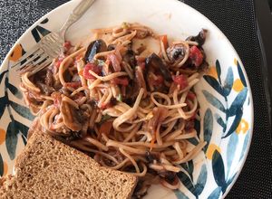 Una foto de Pastas con mucho champiñones y algo más