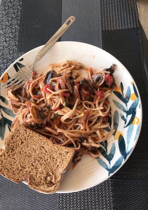 Una foto de Pastas con mucho champiñones y algo más