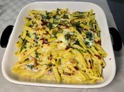 Una foto di pasta con burrata al forno