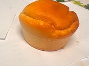 Una foto di torta con tuorli e albumi