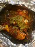 Pollo con nopales envueltos en hoja de vástago