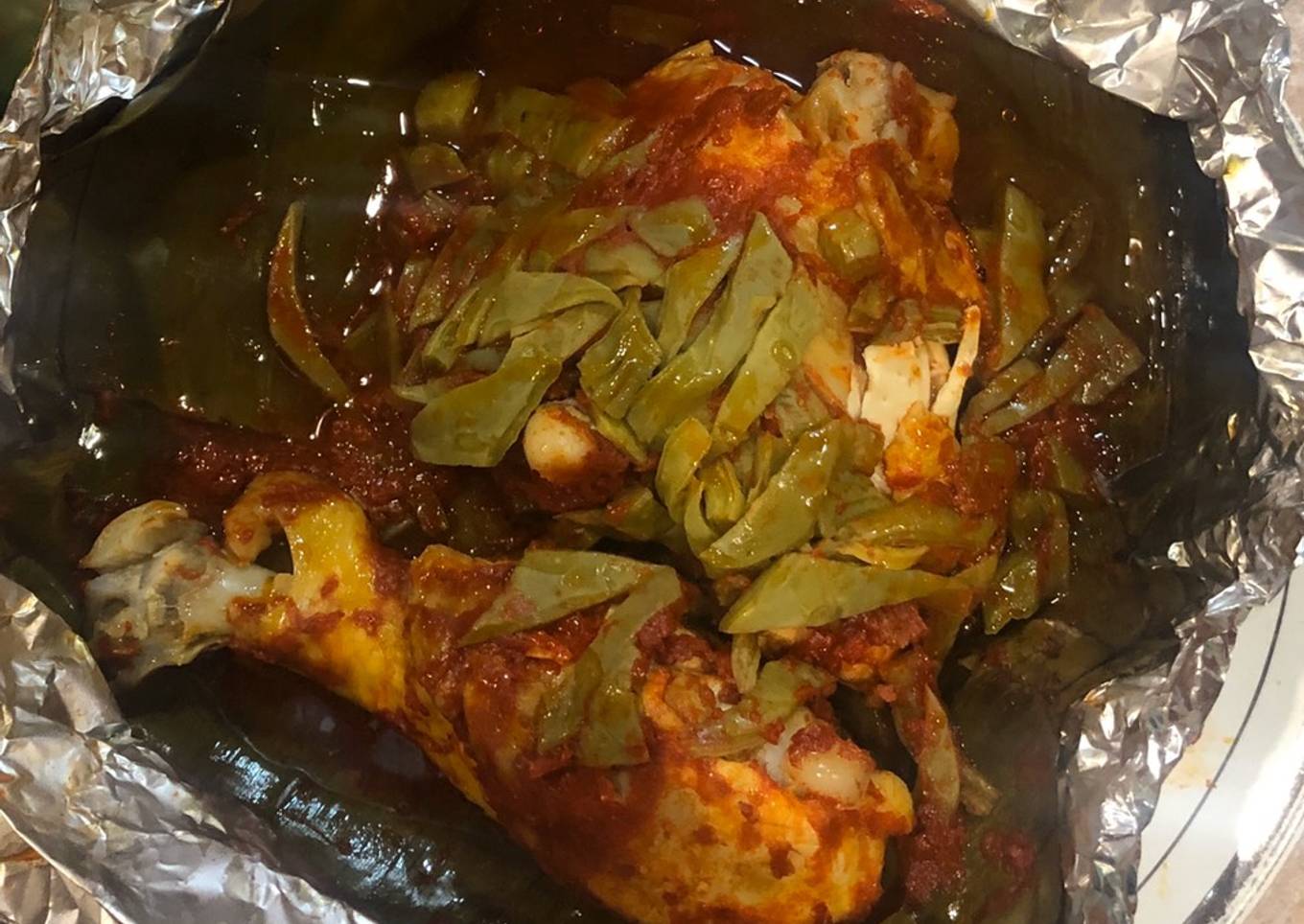 Pollo con nopales envueltos en hoja de vástago