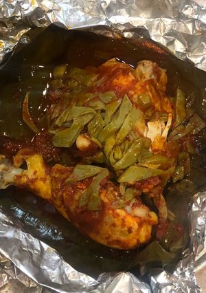 Una foto de Pollo con nopales envueltos en hoja de vástago