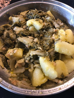 Una foto de Acelgas rehogadas con ajo y patatas