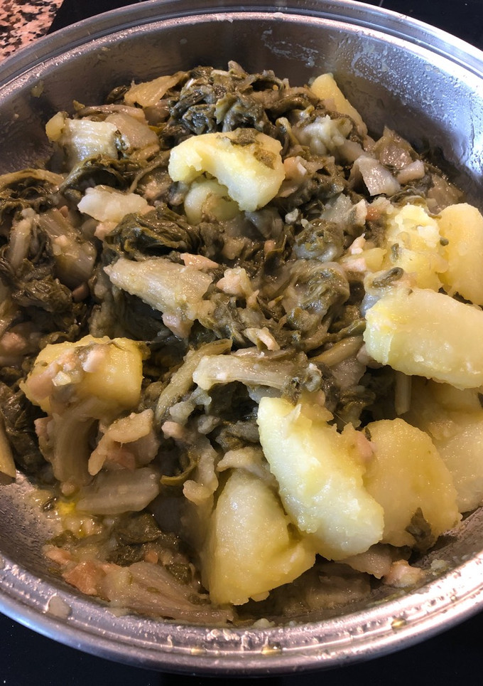 Una foto de Acelgas rehogadas con ajo y patatas