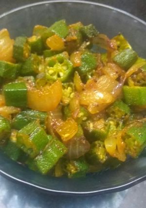 ગાર્લિક ઓનીઅન ભીંડી મસાલા (Garlic Onion Bhindi Masala Recipe In Gujarati) રેસીપી મુખ્ય ફોટો