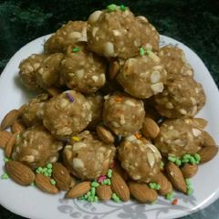 A picture of Gur ladoo.