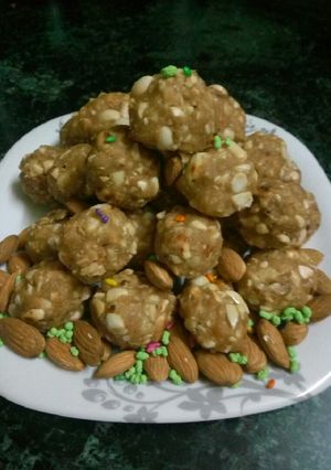 A picture of Gur ladoo.