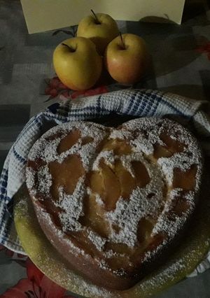 Foto di Torta rovesciata a cuore con mele e yogurt