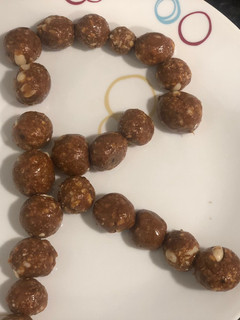 A picture of Dry Fruit Balls.