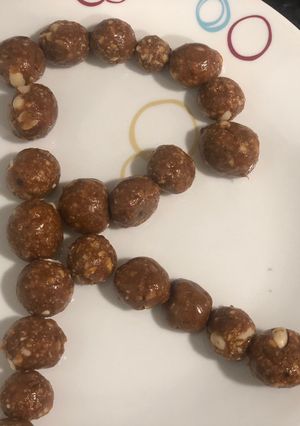 A picture of Dry Fruit Balls.
