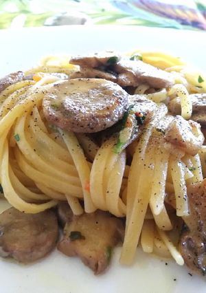 A picture of Linguine with Cremini Mushrooms and Fresh Cherry Tomatoes.
