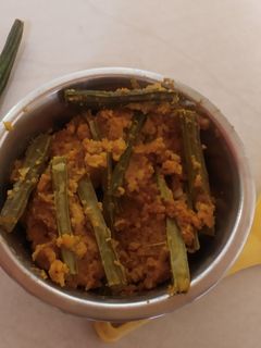 લસણયુ સરગવા નું શાક (Lasaniyu Saragva Shak recipe In Gujarati) રેસીપી મુખ્ય ફોટો