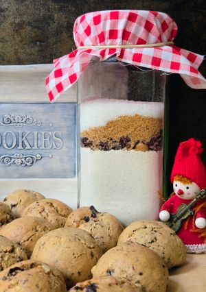 Una foto de Mezcla en frasco para hacer galletitas de harina de avena con cacao y nueces 🍪 Cookie mix in a jar 🍪