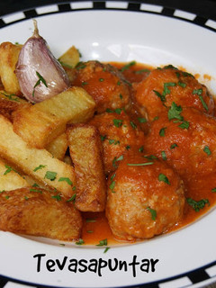 Una foto de Albóndigas con tomate