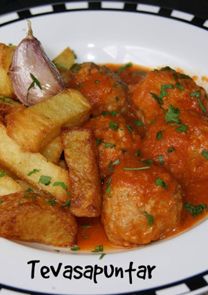 Una foto de Albóndigas con tomate