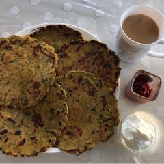 A picture of Methi paratha.