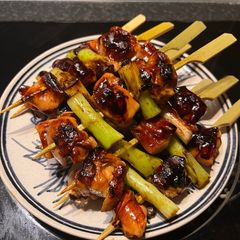 A picture of ねぎま焼き鳥 (Negima Yakitori - Japanese Grilled Chicken Skewers).