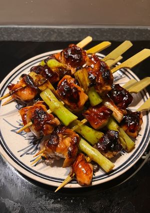 A picture of ねぎま焼き鳥 (Negima Yakitori - Japanese Grilled Chicken Skewers).