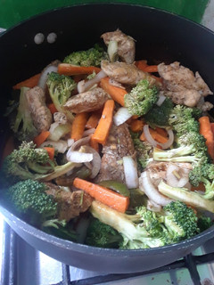 Una foto de Pollo con vegetales