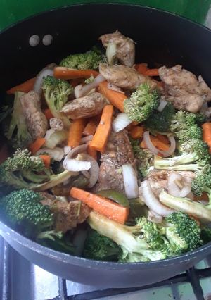 Una foto de Pollo con vegetales