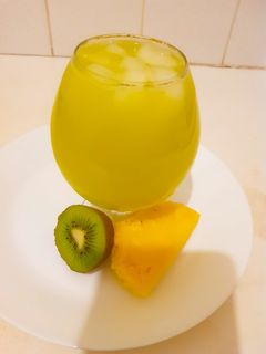 Kiwi and pineapple juice ainihin hoton girkin