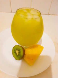 Kiwi and pineapple juice ainihin hoton girkin