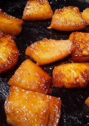Una foto de Piña caramelizada en sartén🤔😊🍯