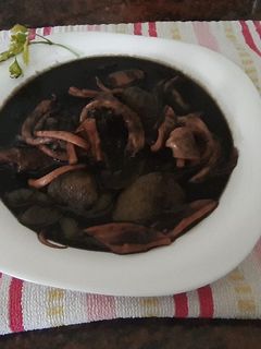 Una foto de Patatas con calamares o pota, en su tinta