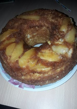 Una foto de Tarta invertida de pera con mistella