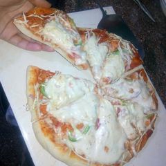 A picture of Chicken Macaroni pizza.