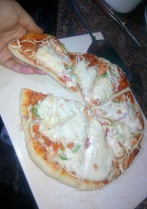 A picture of Chicken Macaroni pizza.