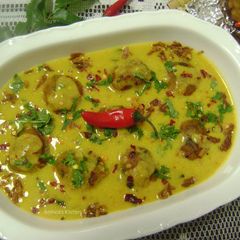 A picture of Achari Kathal Kofte Ki Kadhi.